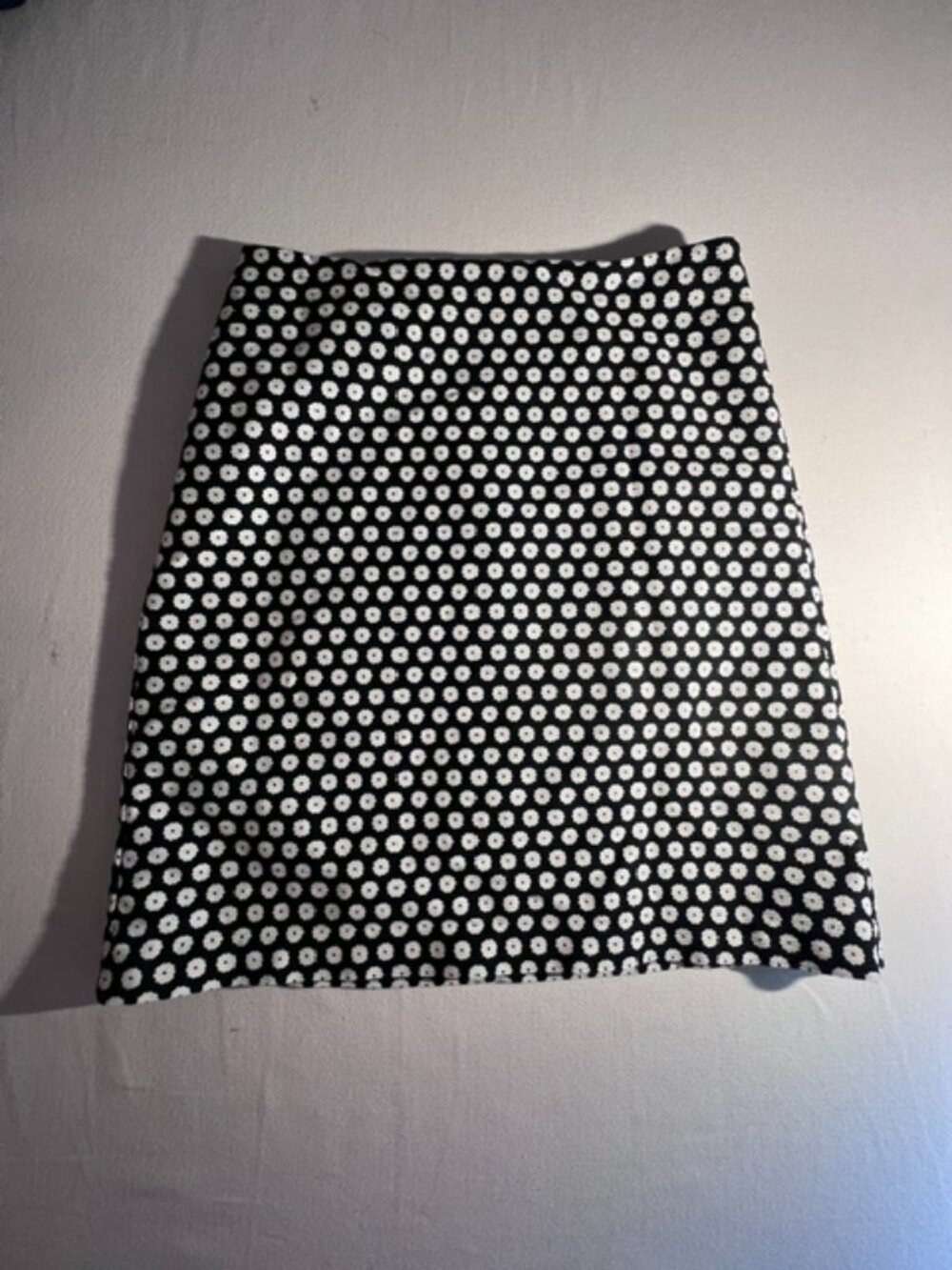 ANN TAYLOR Petite skirt size 0P a classic black and white floral daisy pattern